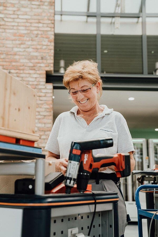 Mitarbeiterin in der Schaltanlagenfertigung von Mangelberger