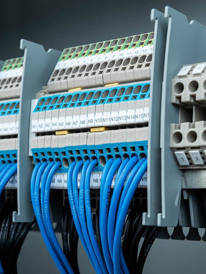 Verdrahtete Reihenklemmen einer Standard-Elektroverteilung von Mangelberger