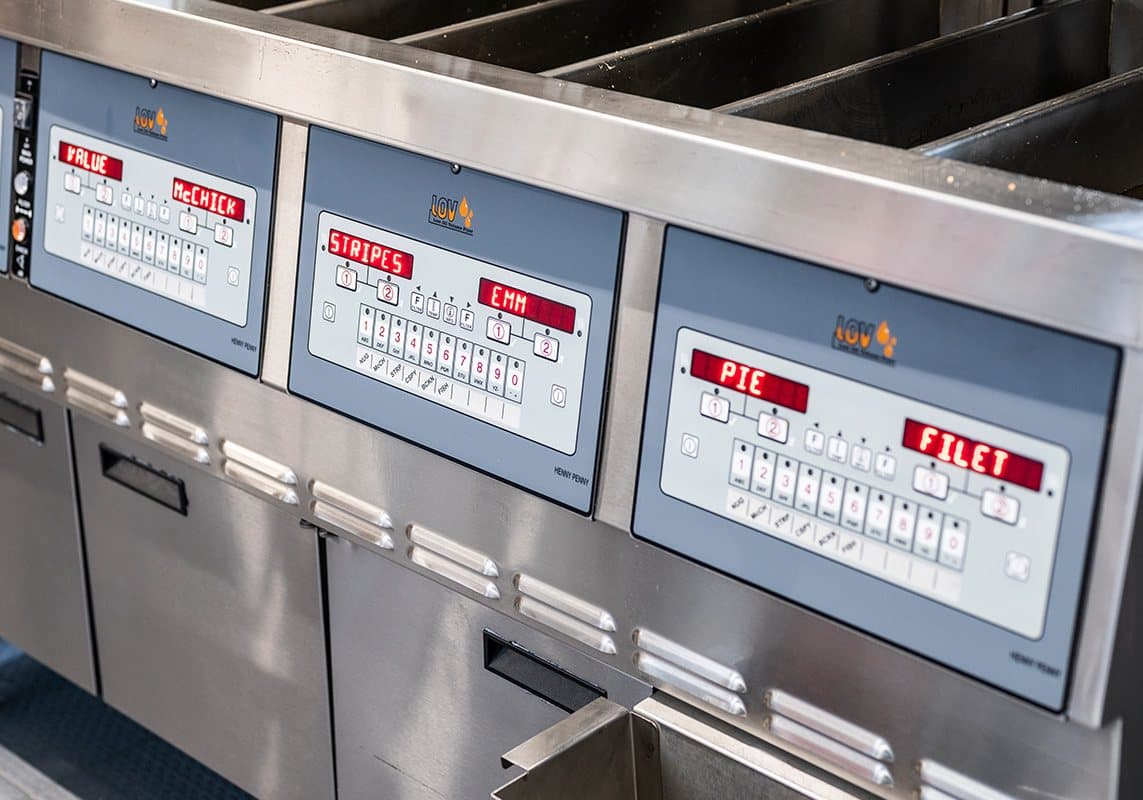 Küche eines Systemgastronomen, nach Wasserschaden über Nacht mit neuer Schaltanlage versorgt