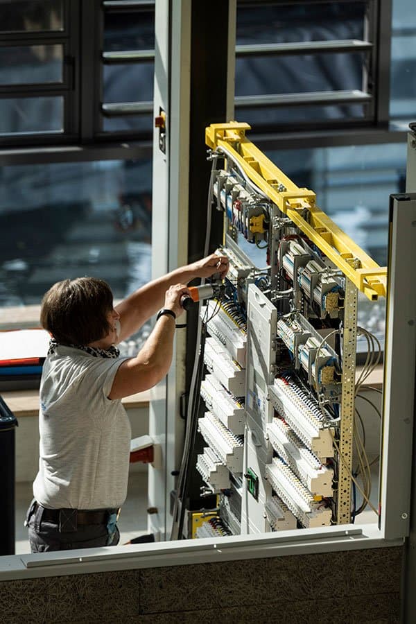Geöffnete Elektroverteilung einer Filiale mit eingesteckten ZEMS Plug-Ins