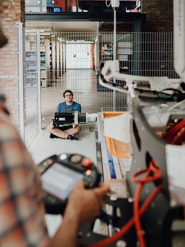 Prüfstation mit Roboter-Bedienteil in der Mangelberger-Fertigung