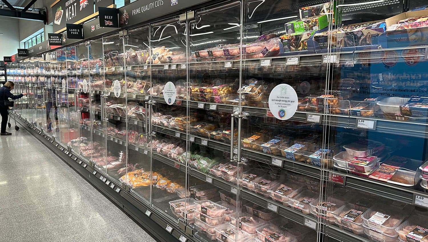 Kühlregale in einer Supermarkt-Filiale mit HACCP-Überwachung