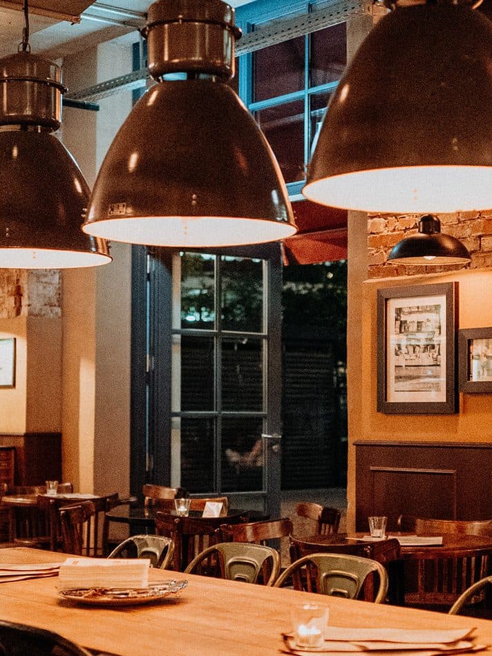 Pendelleuchten über den Tischen eines Restaurants
