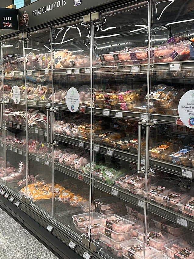 Kühlregale mit Glastüren, einzeln abgesichert über eine modulare Schaltanlage