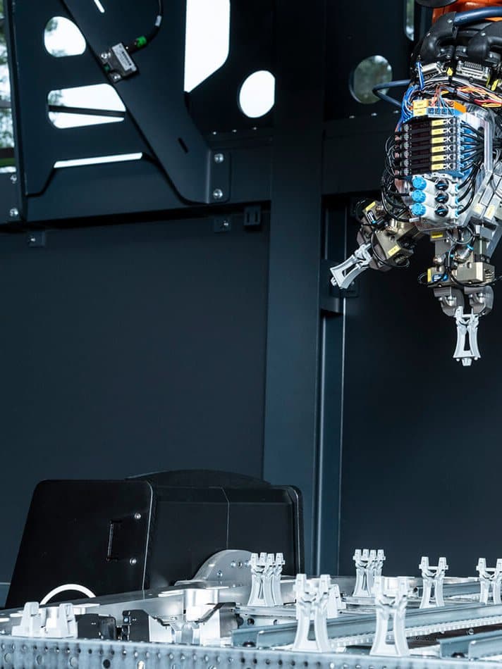 Robot fitting the mounting rails of a standard distribution board for chain stores