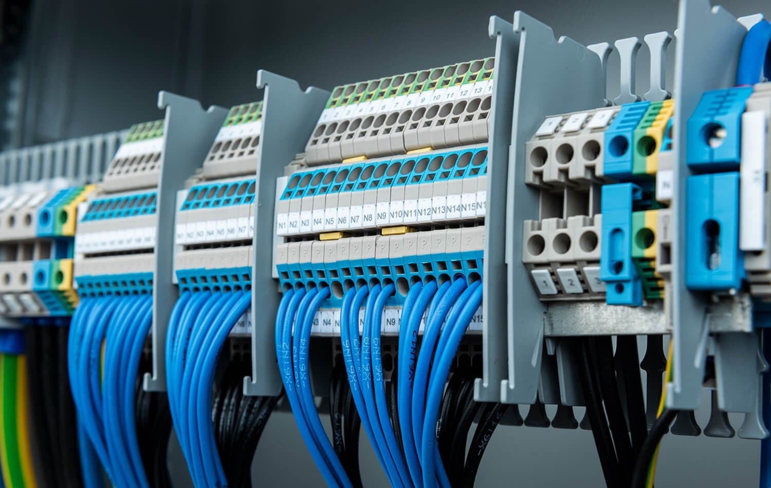 Terminals and wiring in modular switchgear with plug-in system