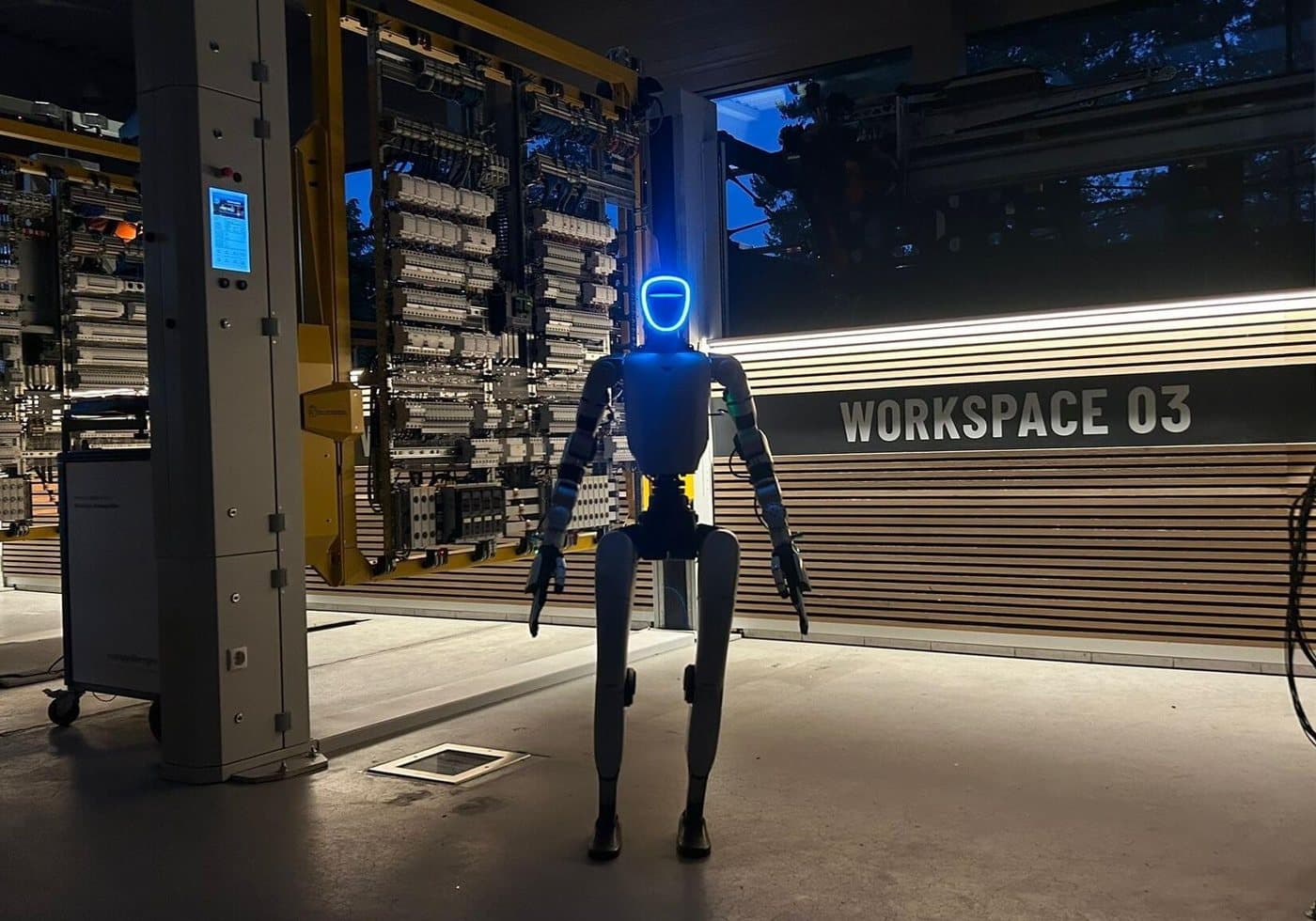 Night Factory at Mangelberger: robot in switch cabinet production at night