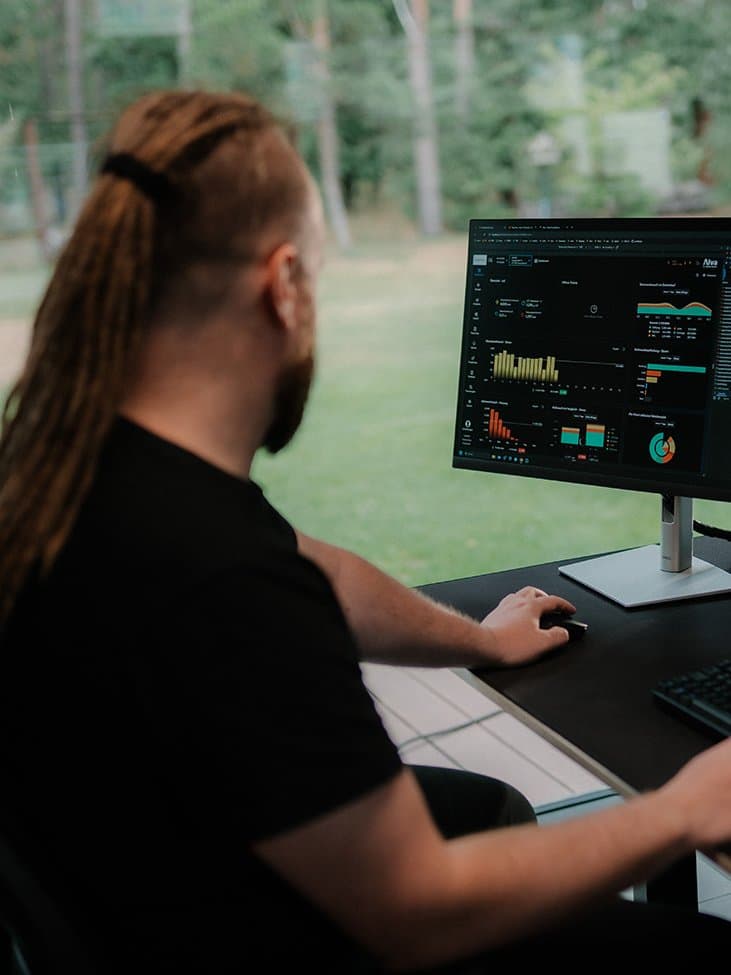 Mangelberger employee analysing energy consumption in the ALVA database