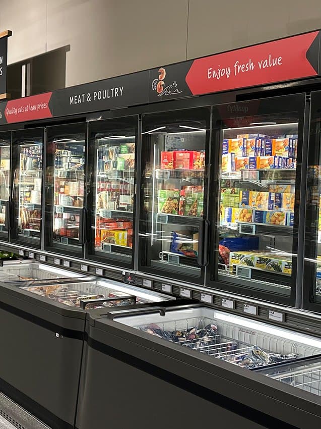 Store with refrigerated cabinets whose energy and operating costs are known before opening