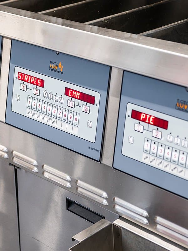 Kitchen equipment in a restaurant chain with optimised energy consumption