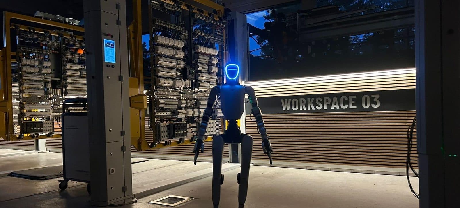 Humanoid robot in the workspace of Mangelberger’s production