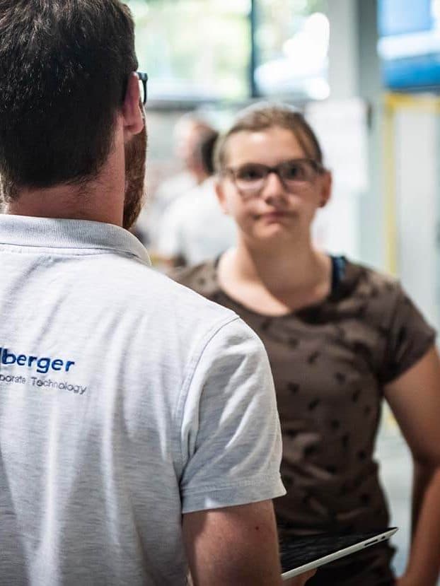 Mangelberger employee in discussion with research partners in production